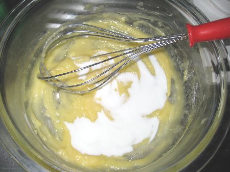 ビストロでホワイトソースを作る－バターと薄力粉をよく混ぜ合わせて牛乳を少しづつ入れていく画像