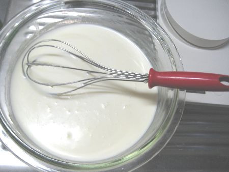 ビストロでホワイトソースを作る－溶かしバターと小麦粉と牛乳がダマにならず一体となった画像